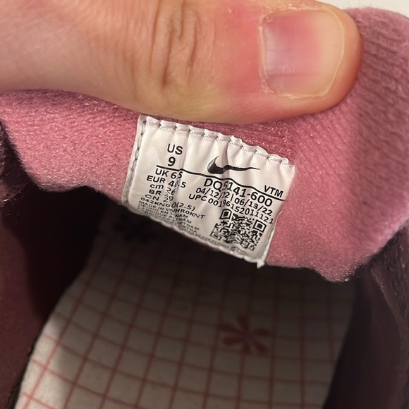 Nike Waffle One SE - Picture 9 of 12